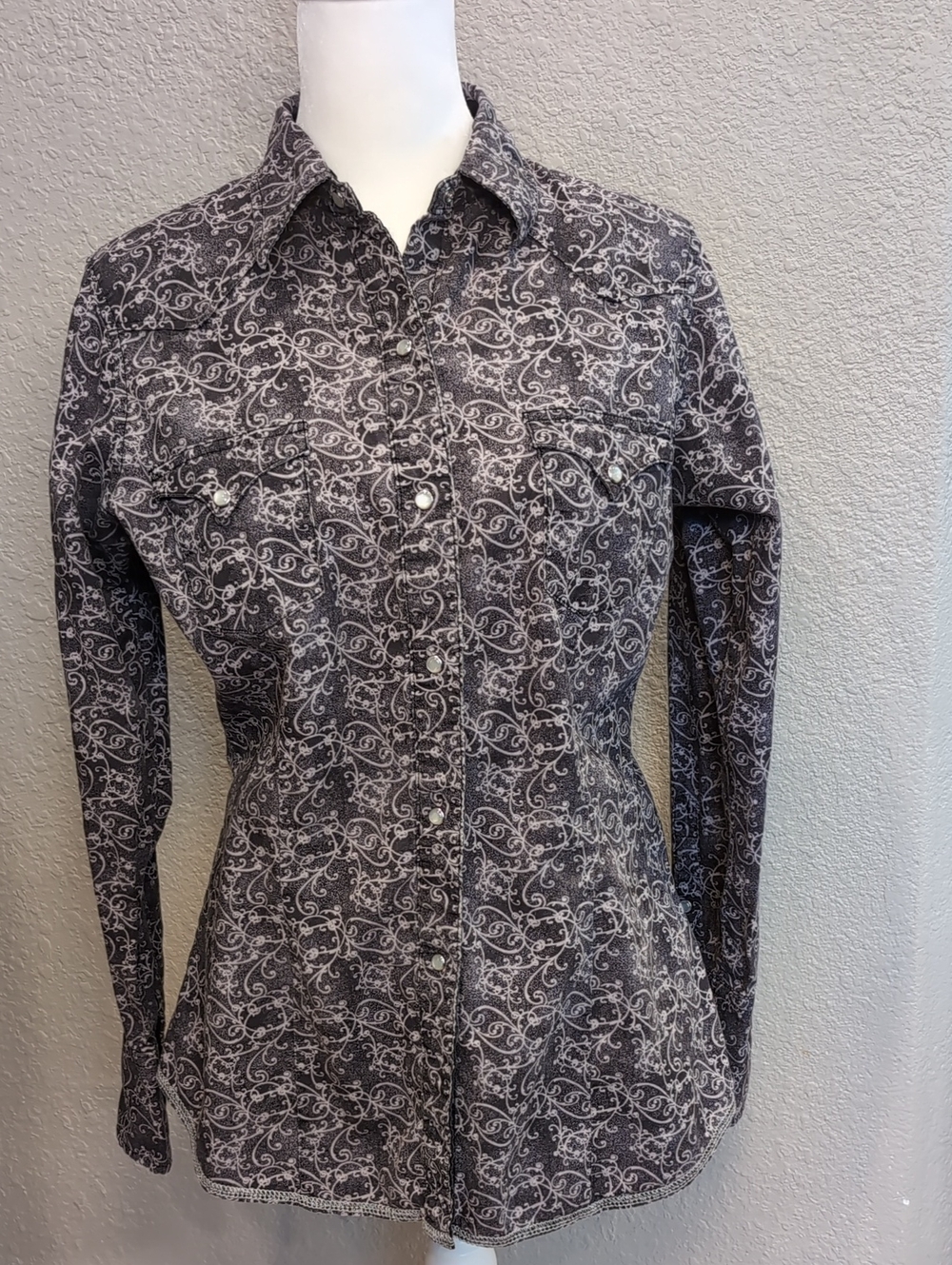Roper Long-Sleeve Scroll-Print Women's Shirt in Charcoal